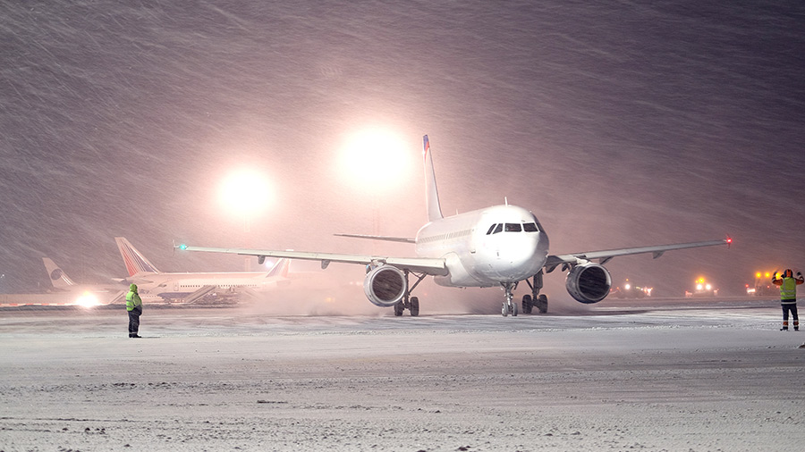 Plane-in-snow_900_506.jpg